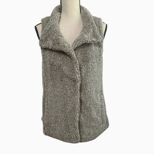Maurices Gray Faux Fur Sherpa Vest Women’s Small Cozy Snap Front Pockets